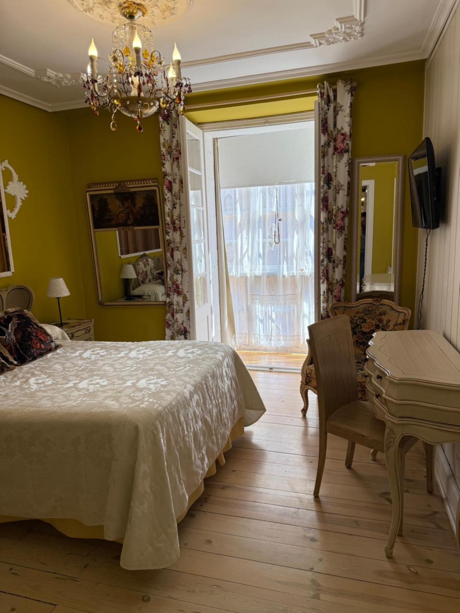 Hostal Boutique Puerta Del Sol Торрелавега Екстер'єр фото